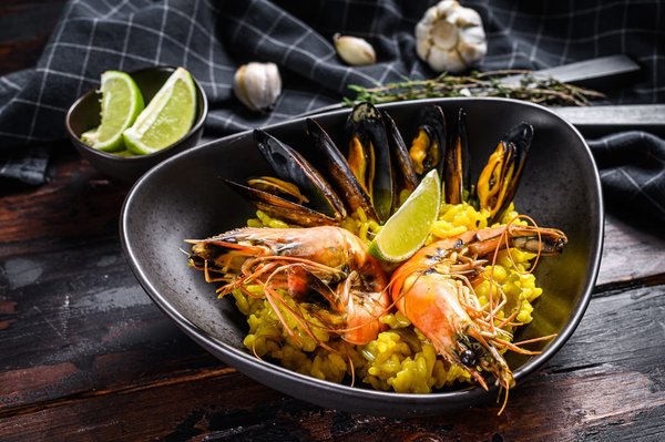 What are the secrets to a perfect seafood paella with a crispy socarrat?